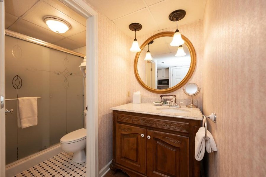 Boardwalk Plaza Hotel — Bathroom