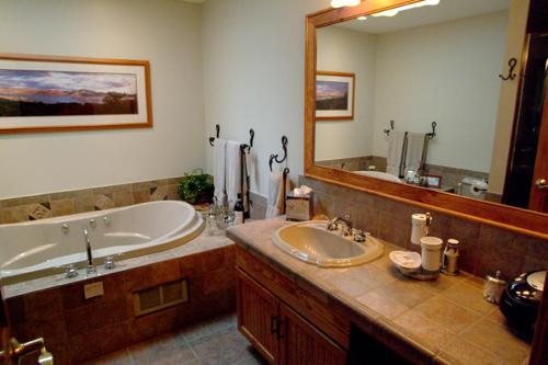 Boathouse Waterfront Lodging — Bathroom