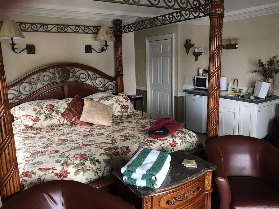 Boathouse Waterfront Lodging — Guest room