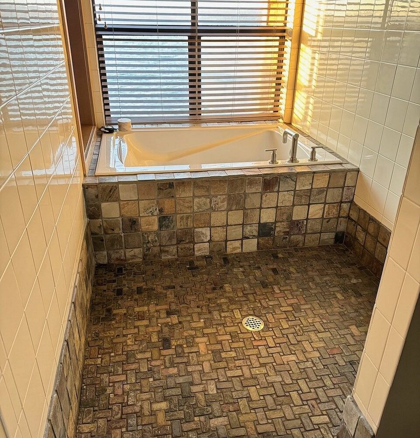 Boatyard Inn — Bathroom