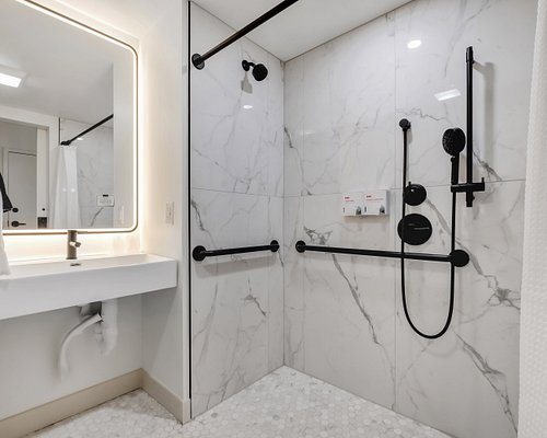 BOB Hotels Tallahassee Boutique on Budget — Bathroom