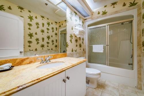 Boca Grande Hotel — Bathroom