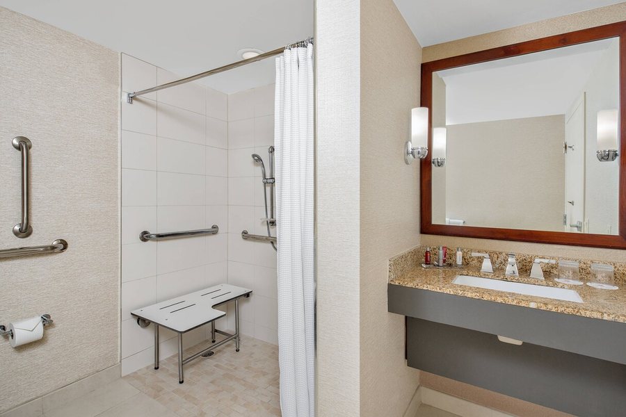 Boca Raton Marriott at Boca Center — Bathroom