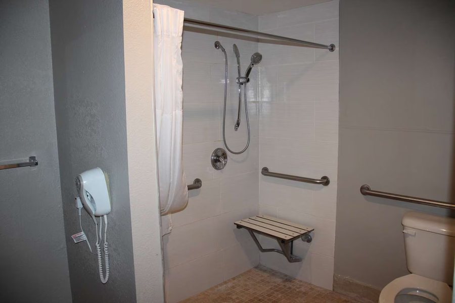 Boca Suites Deerfield Beach Surestay Collection By Best Western — Bathroom