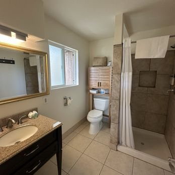Bodega Bay Inn — Bathroom