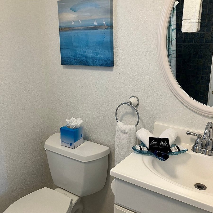 Bodega Harbor Inn — Bathroom