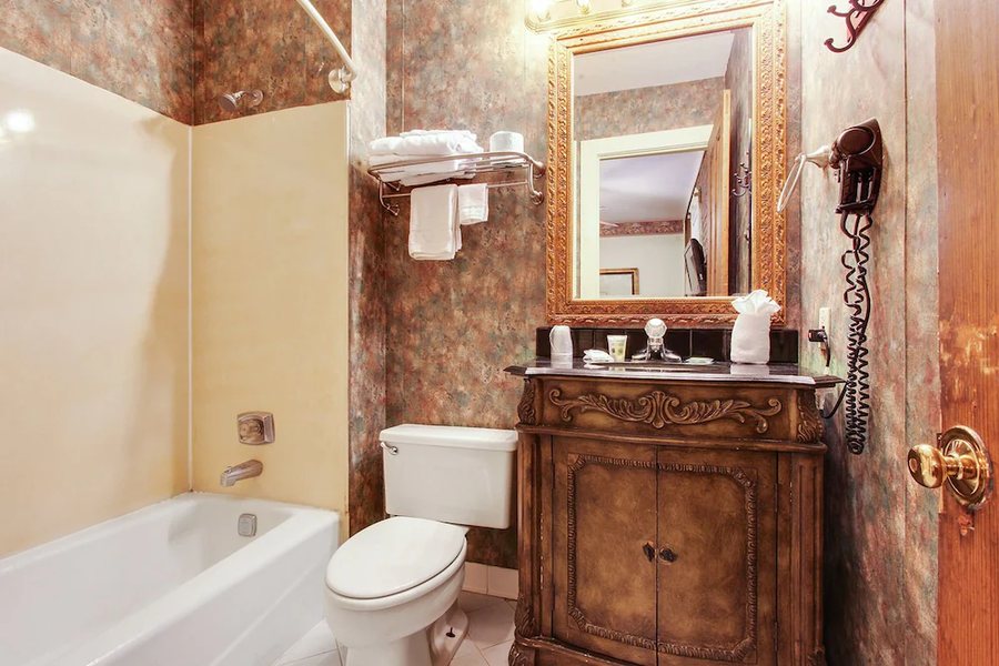 Bon Maison Guest House — Bathroom