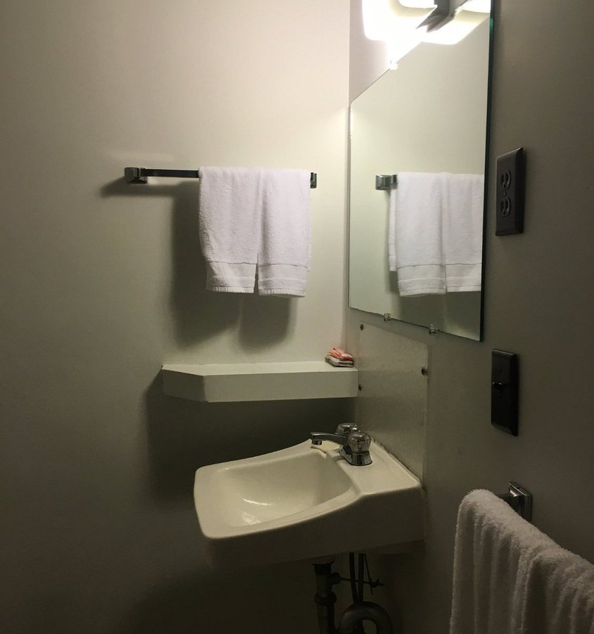 Bonnie View on Lake George — Bathroom