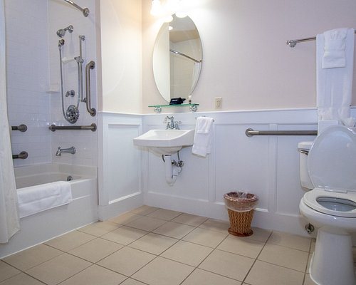 Boone Tavern Hotel — Bathroom