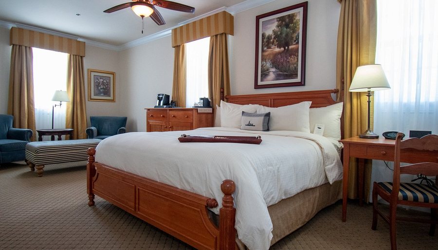 Boone Tavern Hotel — Guest room