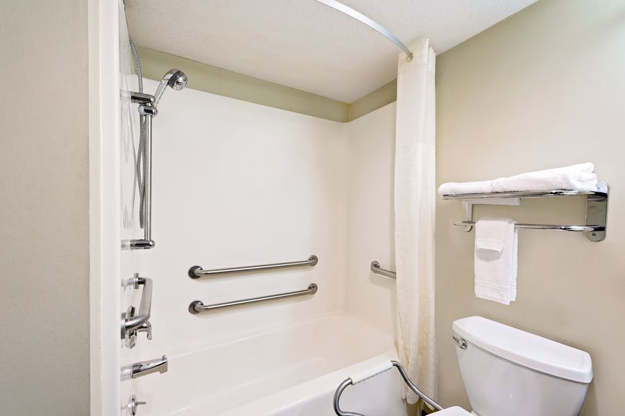 Boonville Luxury Lodging Boonville Missouri — Bathroom