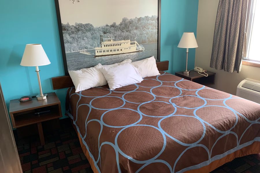 Boonville Luxury Lodging Boonville Missouri — Guest room