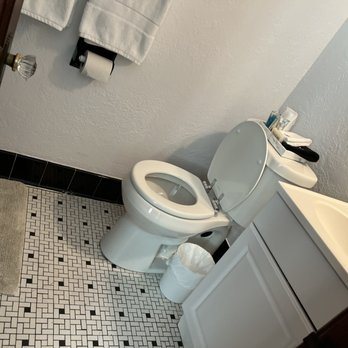 Boots Court Motel — Bathroom