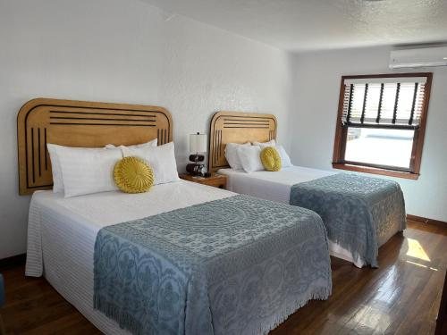 Boots Court Motel — Guest room