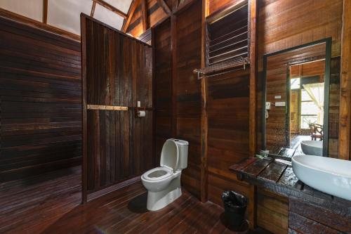 Borneo Sepilok Rainforest Resort — Bathroom