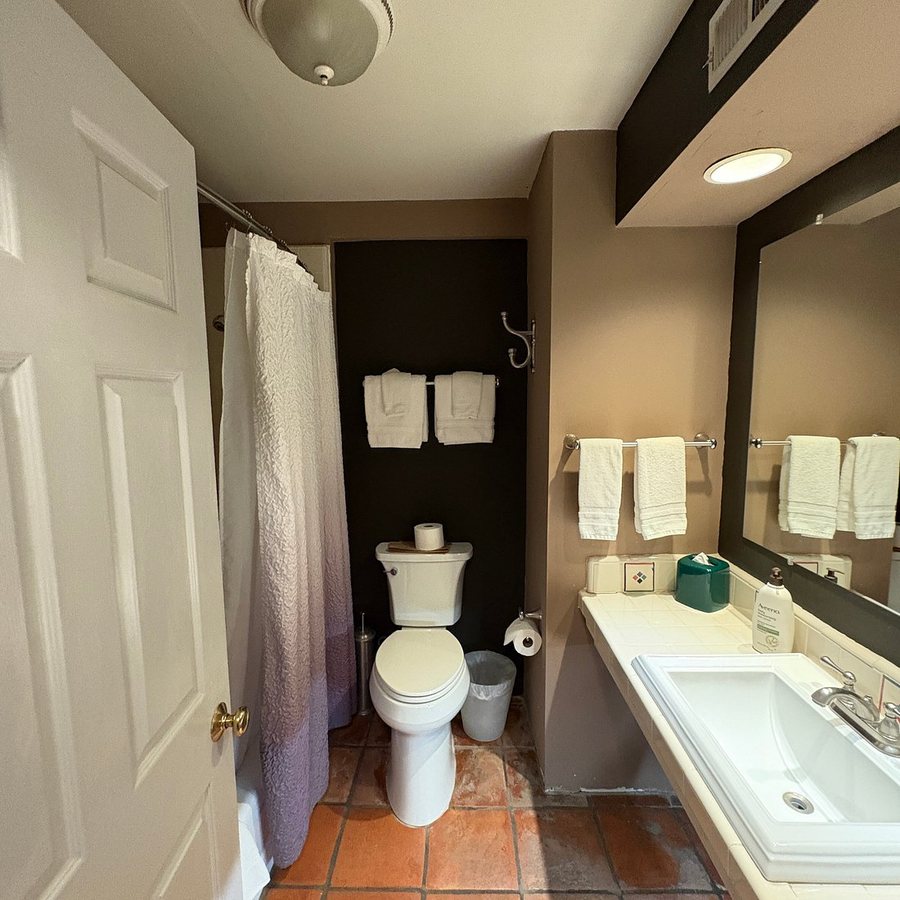 Borrego Valley Inn — Bathroom