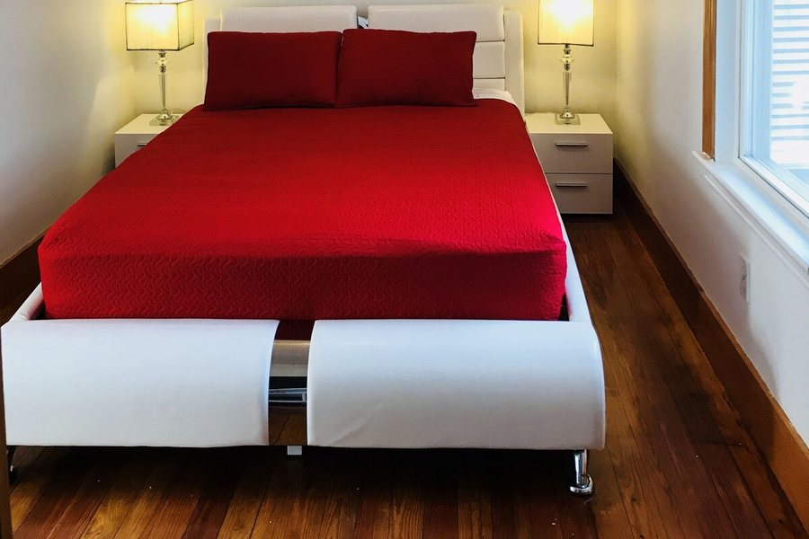 Boston Lodge and Suites — Guest room