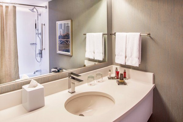 Boston Marriott Burlington — Bathroom