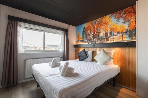 Botel — Guest room