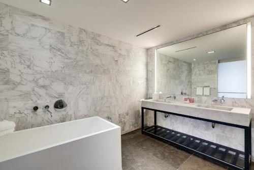Boulan South Beach — Bathroom