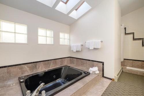 Boulder Brook on Fall River — Bathroom