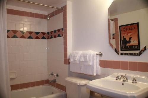 Boulder Dam Hotel Boulder City Nevada — Bathroom
