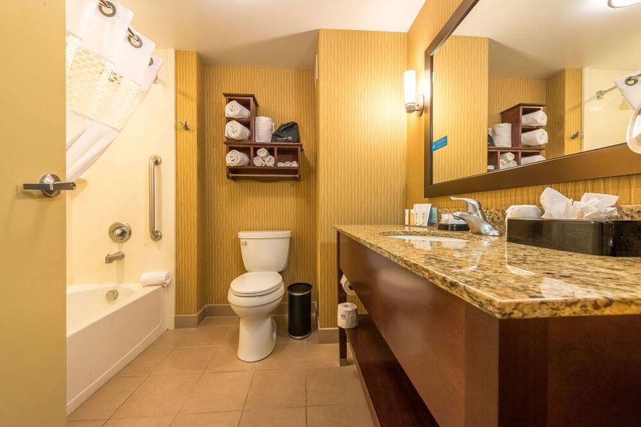 Boulder Hot Springs Inn and Spa — Bathroom