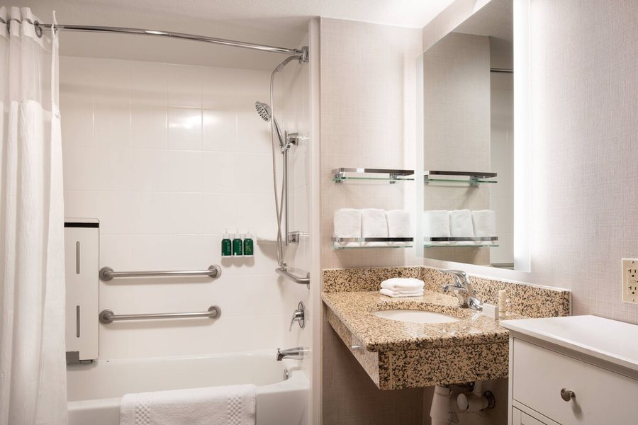 Boulder Twin Lakes Inn — Bathroom