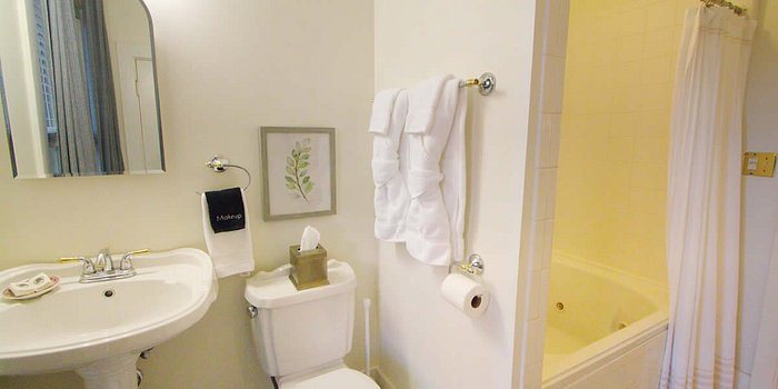 Bourbon Barrel Inn Bed Breakfast — Bathroom