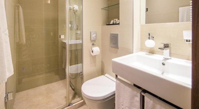 Boutique Hotel Victoria Budapest — Bathroom