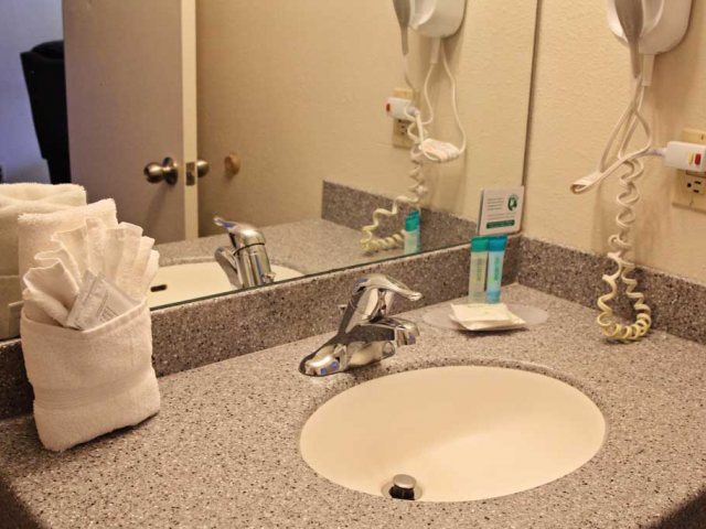 Bowen Motel — Bathroom