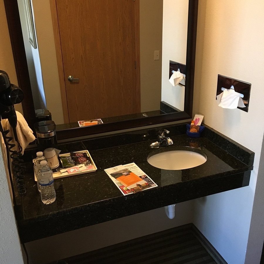 Bowman Lodge and Convention Center — Bathroom