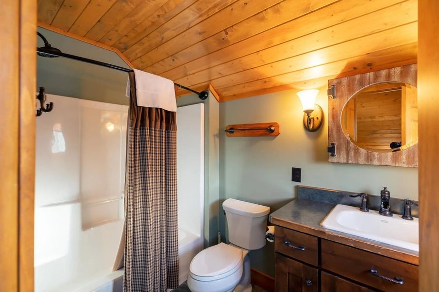 Boyd Lodge — Bathroom