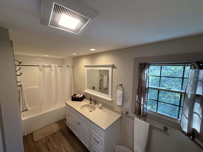 Boyd Mountain Log Cabins — Bathroom