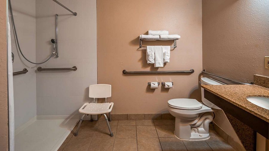Bradenton Hotel Suites — Bathroom