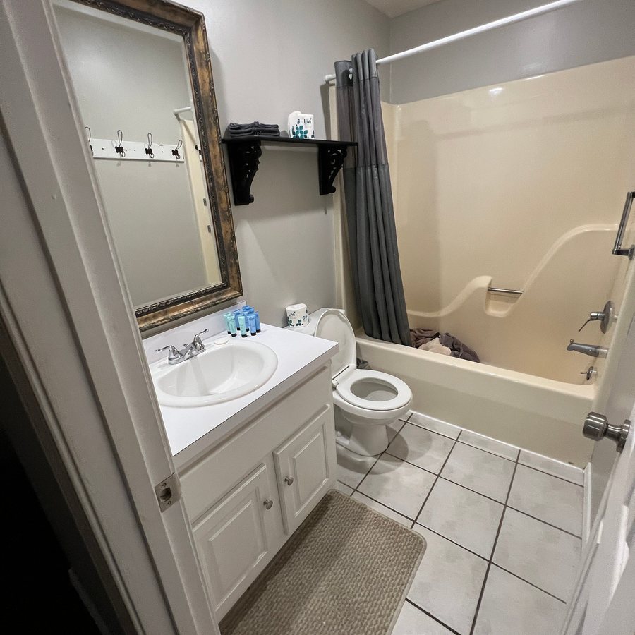 Bradford House Bed and Breakfast — Bathroom