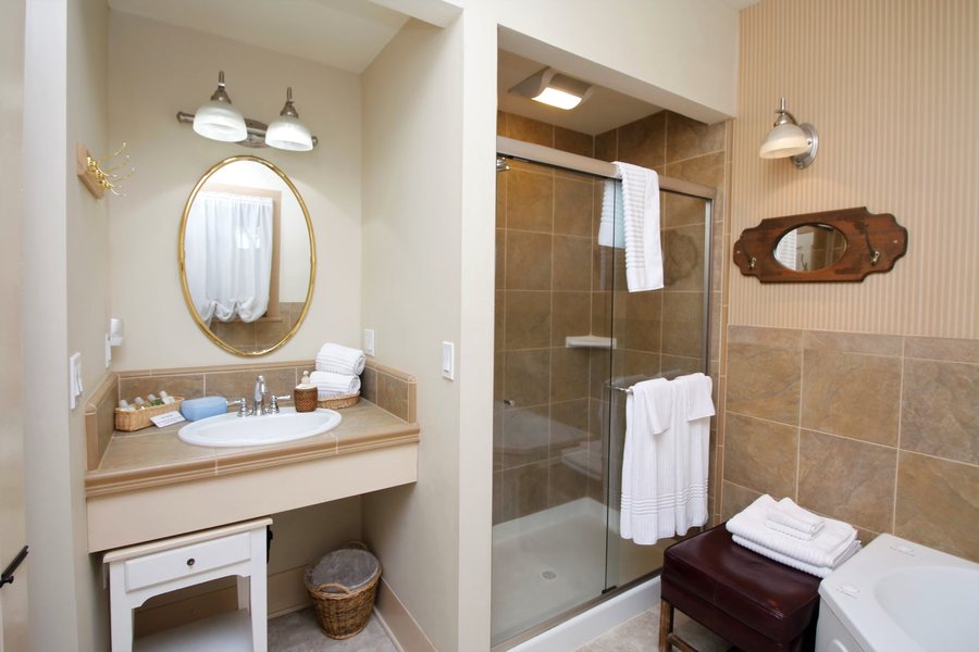 Bradford Place Inn and Gardens — Bathroom