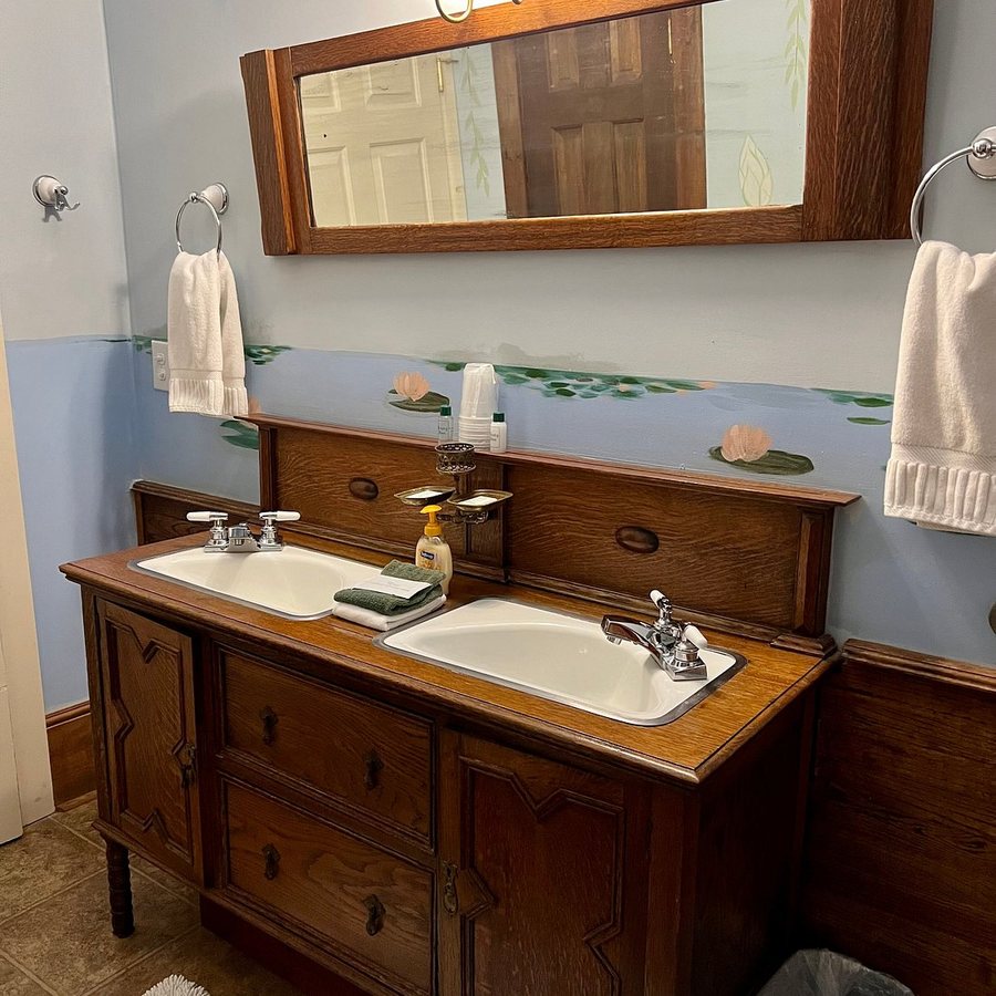 Brady Inn — Bathroom