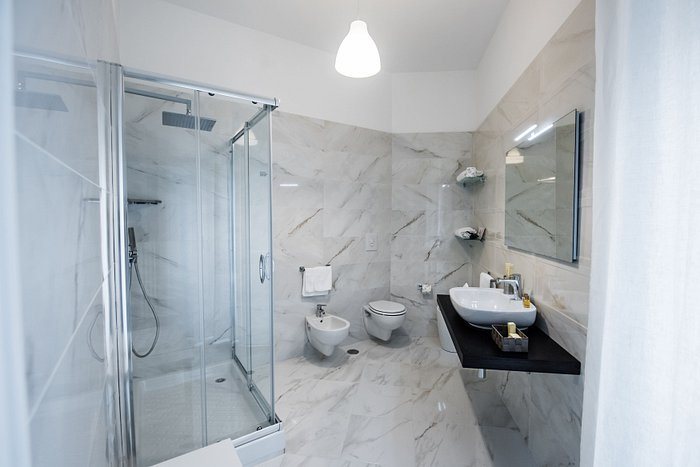 Brain Rooms Suite — Bathroom