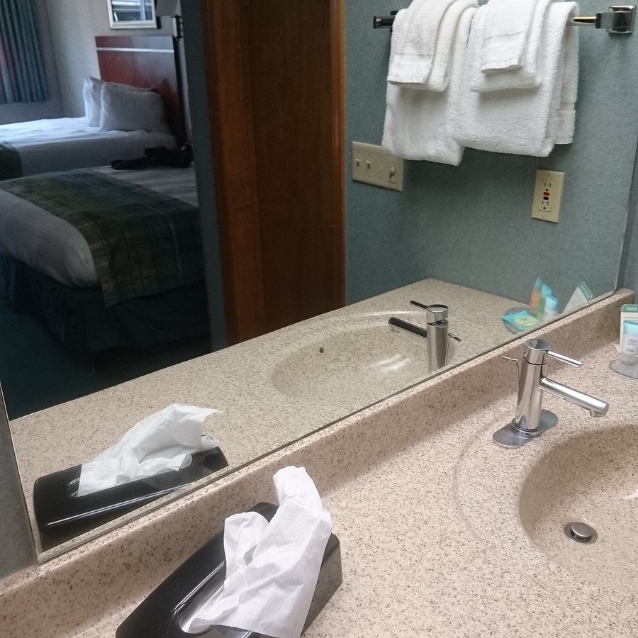 Brandin Iron Inn — Bathroom