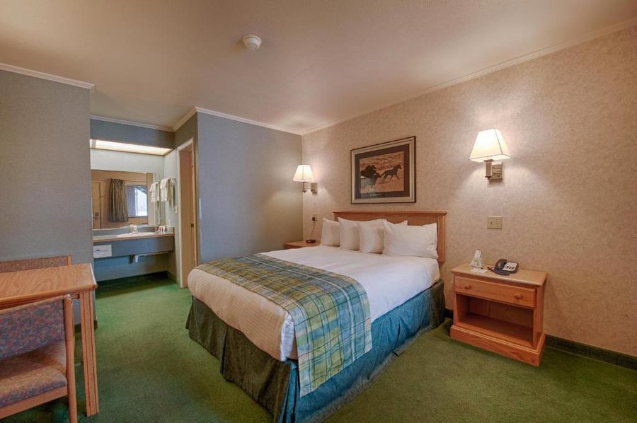 Brandin Iron Inn — Guest room