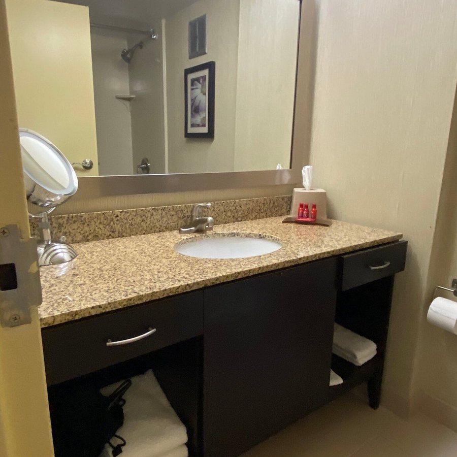 Brandywine Plaza Hotel — Bathroom