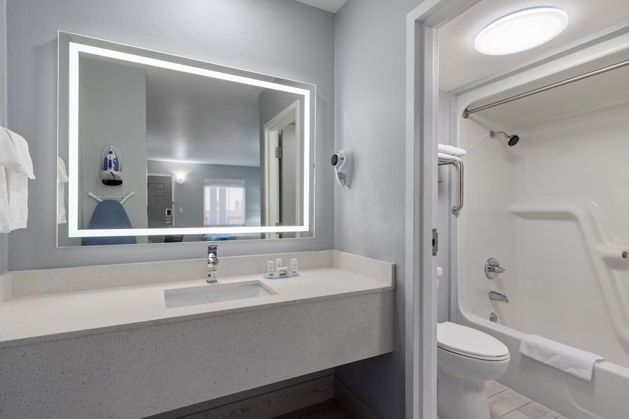 Branson Vacation Inn Suites — Bathroom