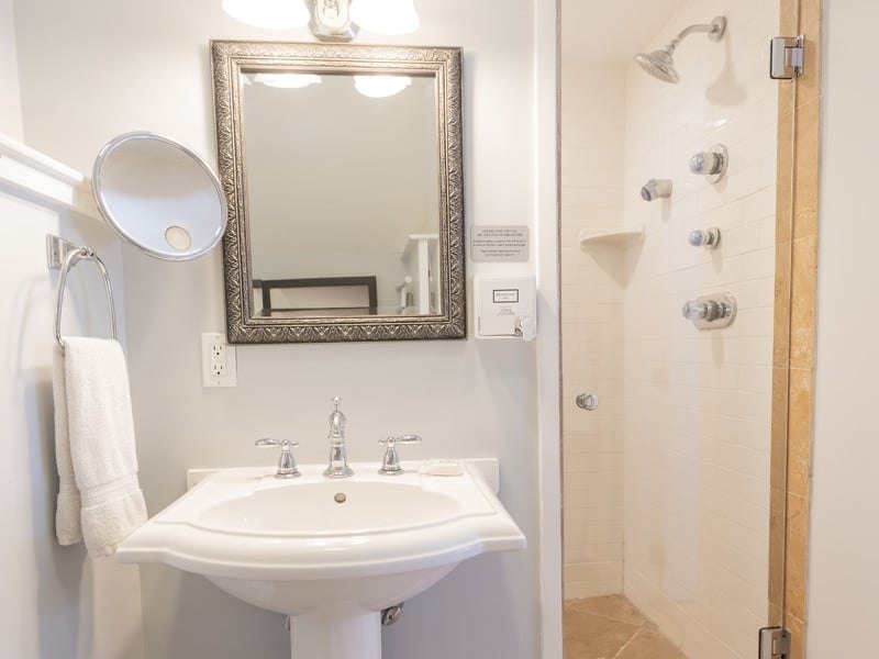 Brass Key Guesthouse — Bathroom
