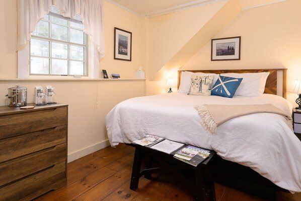 Brass Lantern Inn — Guest room