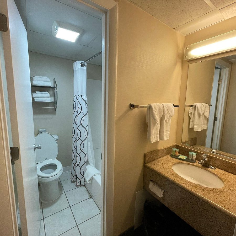 Breakers Motel — Bathroom