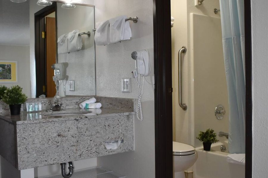 Breakers Resort and Beach Bar — Bathroom
