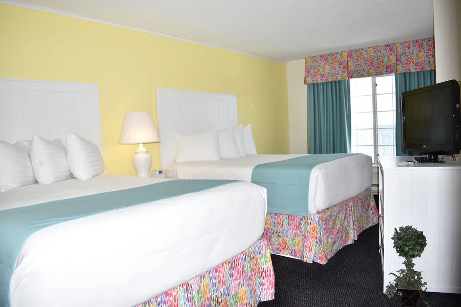 Breakers Resort and Beach Bar — Guest room