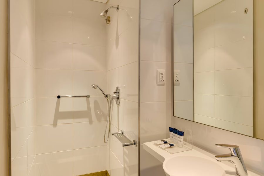 Breakwater Hotel — Bathroom
