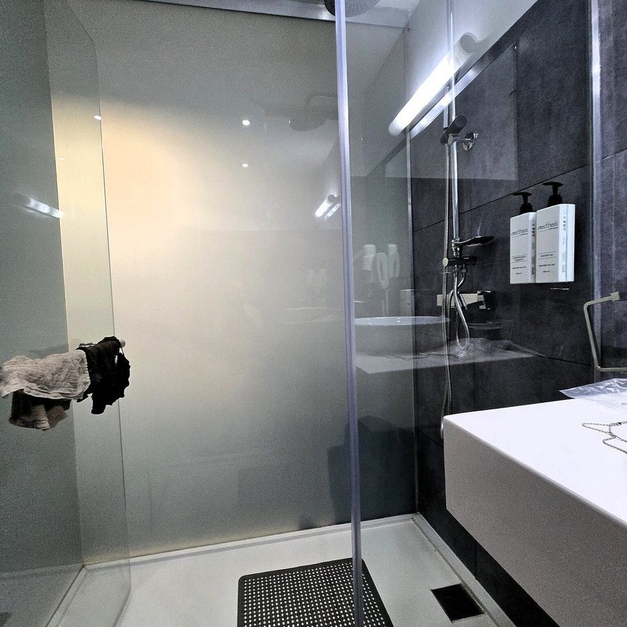 Breeze Boutique Athens — Bathroom